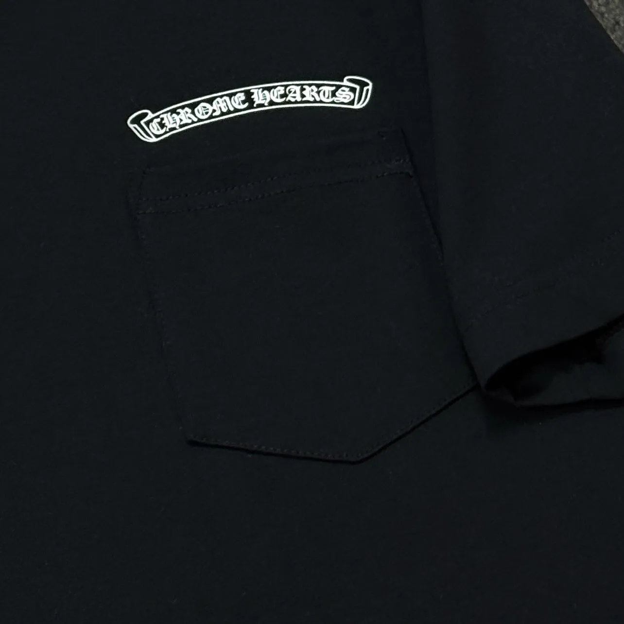 P170 Chrome Hearts Chrome Hearts 25 high version. The fabric is made of 300 grams of high-density cotton. It does not deform or shrink. It has three labels. It is the same style for men and women. Technology: digital printing. Color: white, black, pink. SIZE: S-XL